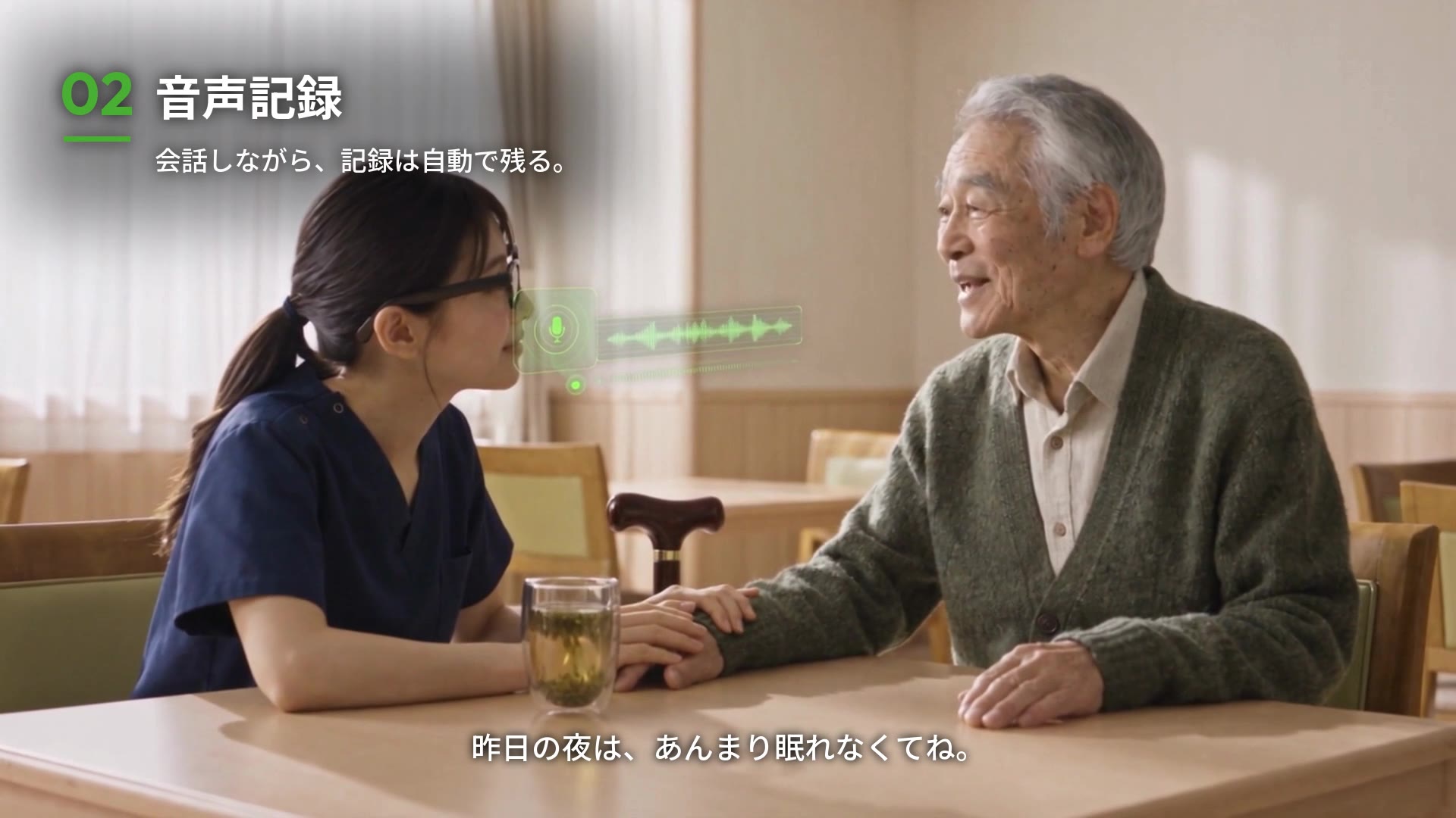 テーブルを挟んで利用者と話すスタッフ。