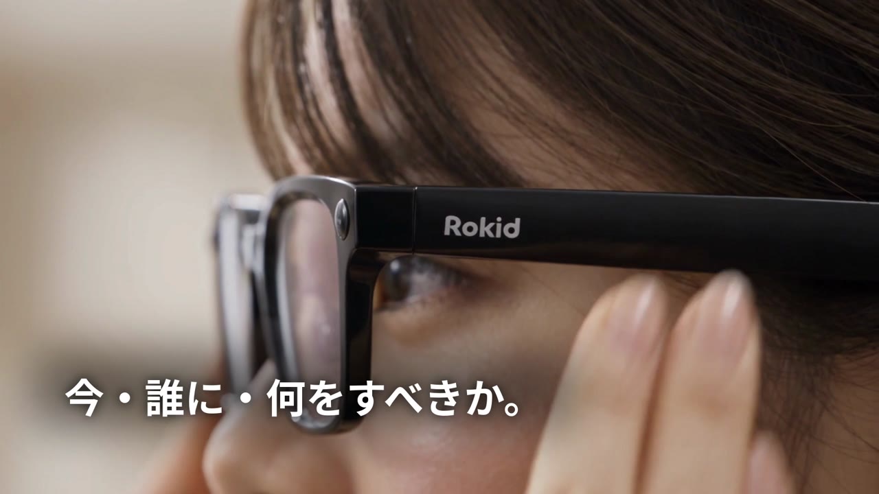 利用者と向き合うスタッフ。視線の先に注意点の表示がある。